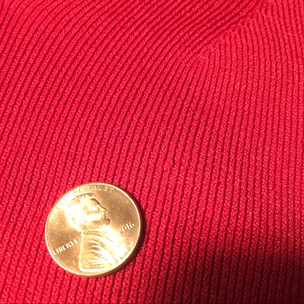 ๐ Red V-Neck Stretch Knit Shell - Picture 7 of 7